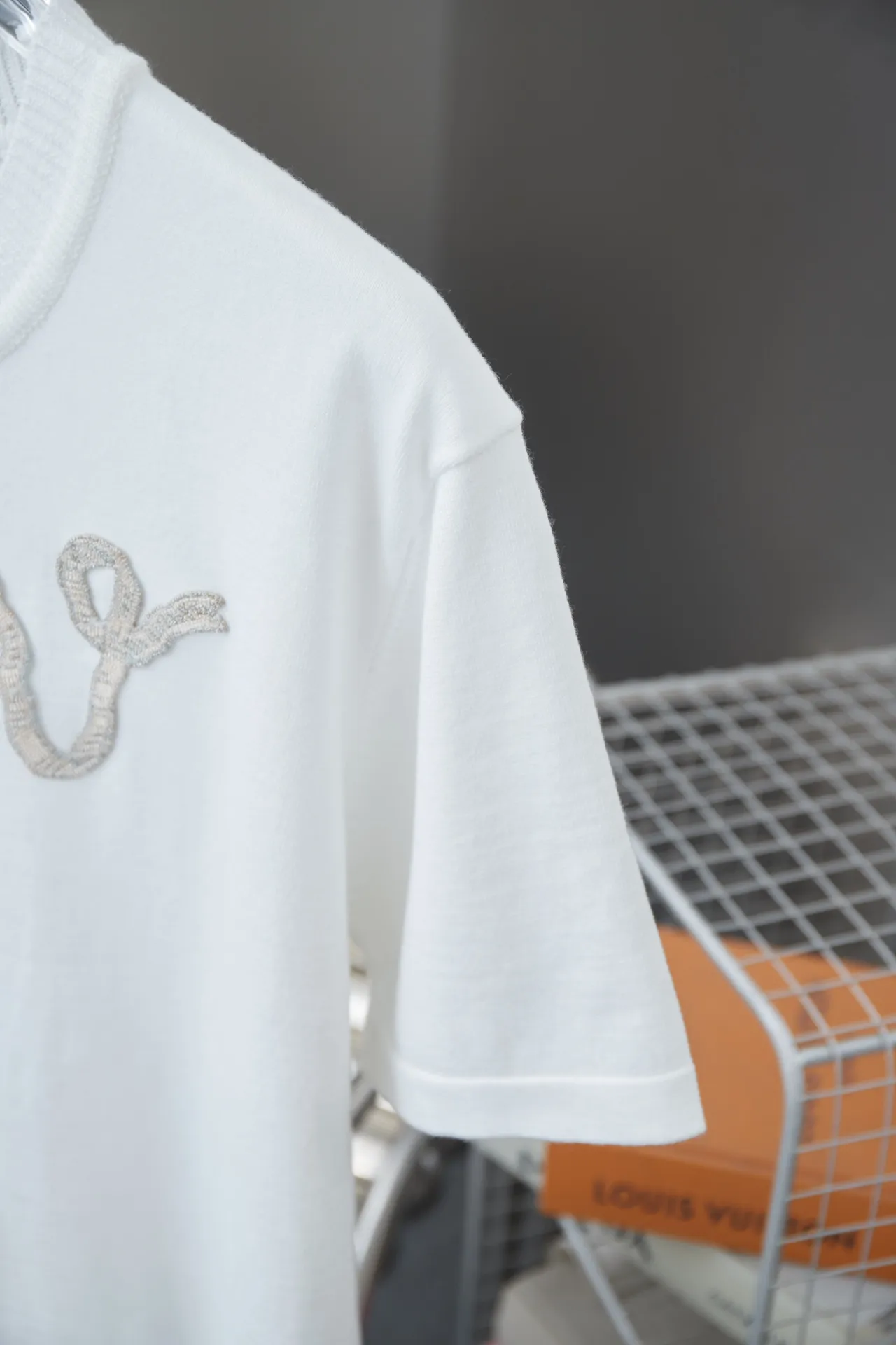 🅿️200 Louis LV 25ss early spring new short-sleeved pearl yarn chapter knitted short-sleeved light luxury essential item for daily commuting for men and women Correct version Welcome to compare Detailed features · High-viscosity cotton material wool, high-count cotton added, dry and avoid stuffiness · The embroidery process forms patterns on the surface of knitted fabrics, and uses different colors and different types of yarns to weave into independent solid color areas. The color blocks are connected to form patterns without floating lines, with perfect edges. Paired with knitting of the same style and color, it presents a unique three-dimensional texture · Double-needle stitching and cross-stitching process · Original main mark washed tag brand moisture-proof paper packaging Color: White Size: S/M/L/XL